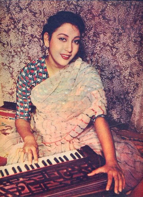 Mala Sinha Mala Sinha, Indian Retro, Simplicity Is Beauty, Rare Images, Popular Actresses, Popular Tv Series, Vintage Icons, Vintage Bollywood, Malayalam Actress