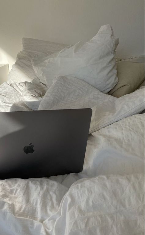 Ipad Space Grey, Glow Drink, Messy Bed, Macbook Pro Laptop, Beige Aesthetic, Autumn Street Style, Aesthetic Bedroom, Outfit Inspo Fall, White Aesthetic