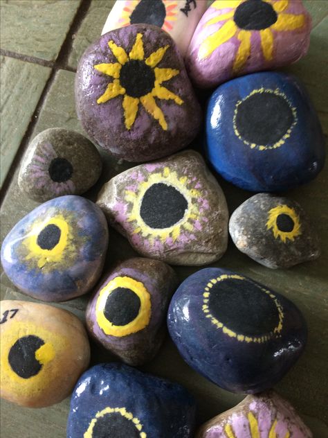 Solar eclipse painted rocks #motrocks #makekindnessrocks Eclipse Painted Rocks, Eclipse Rocks, Eclipse Snacks, Eclipse Themed Food, Eclipse Crafts, Eclipse Painting, Playing Preschool, Eclipse Ideas, Eclipse Activities