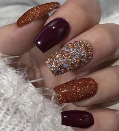 Fall Into Christmas Nails, Thanksgiving Sparkle Nails, Dip Nail Fall Ideas, Glitter Thanksgiving Nails, Sparkly Thanksgiving Nails, Holiday Nails Thanksgiving Fall, Thanksgiving Nails Glitter, Glitter Fall Nail Designs, Fall Pedicure Ideas 2024