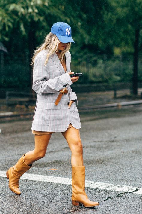 Make a blazer the whole outfit, then run with the accessories, like a baseball cap and boots for a cool-girl juxtaposition. Botas Western, Baseball Cap Outfit, Street Style 2018, Cap Outfit, Pretty Skirts, Popsugar Fashion, Outfits With Hats, Cute Everyday Outfits, Street Style Looks