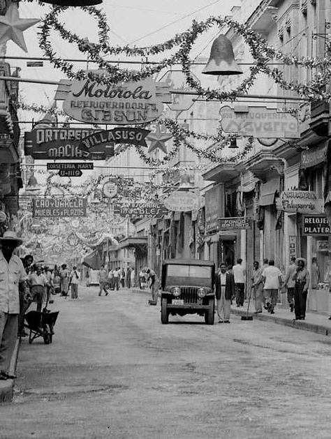 Vintage Photos of Daily Life in Havana From Between the 1930s and 1950s ~ vintage everyday Christmas In Cuba, Cuba History, Cuba Pictures, Vintage Cuba, Viva Cuba, Cuba Photos, Cuban Culture, Decorate Christmas, Visit Cuba