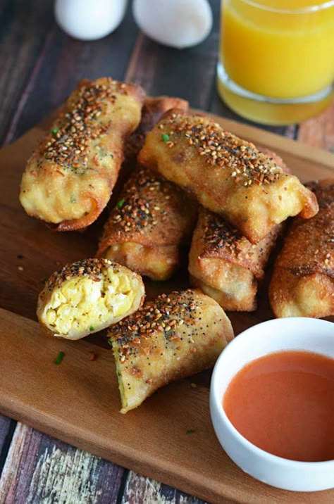 Bacon Egg & Cheese "Everything" Egg Rolls. My new favorite breakfast. My new favorite brunch. My new favorite appetizer. I seriously love these things and want to eat them 24/7. | hostthetoast.com Wonton Ideas, Wrapper Recipes, Asiago Chicken, Sleeve Recipes, Bacon Egg Cheese, Ww Meals, Eggs Recipes, Diet Dinner, Wonton Recipes