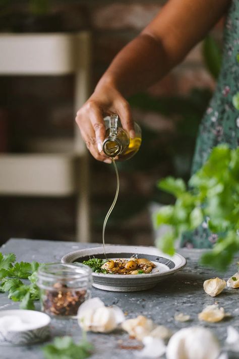 Sprinkle oil Lifestyle Cooking Photography, Southern Food Photography, Bbq Photography, Sustainable Recipes, Cooking Photography, Pizza Sandwich, Food Styling Photography, Restaurant Photography, Garlic Head