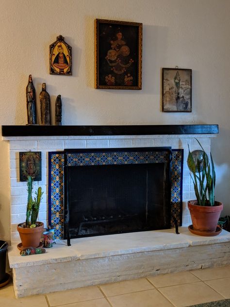 Mexican Chic Decor Interior Design, Mexican Style Fireplace, Mexico House Mexican Style Living Room, Mexican Wall Decor Kitchen, Mexican Artesania Decor, Mayan Home Decor, Mexican Goth Home Decor, Mexican Gothic Home Decor, Talavera Fireplace