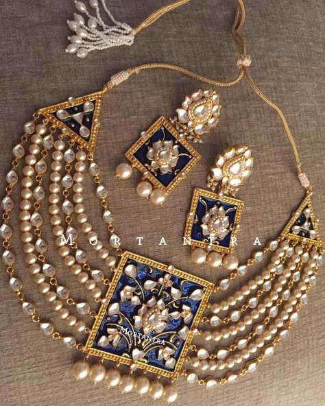 Pinterest: @pawank90 Bridal Pendant, Antique Jewelry Indian, Jewellery Necklaces, Wedding Jewellery Collection, Jewelry Design Earrings, Indian Wedding Jewelry, Bridal Jewellery Indian, Indian Jewelry Sets, India Jewelry