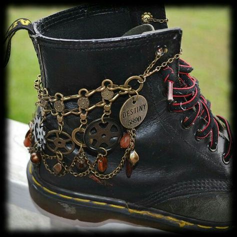 Steam Punk Diy, Steampunk Shoes, Steampunk Boots, Mode Steampunk, Steampunk Costumes, Boot Chains, Steampunk Crafts, Boot Bracelet, Steam Punk Jewelry