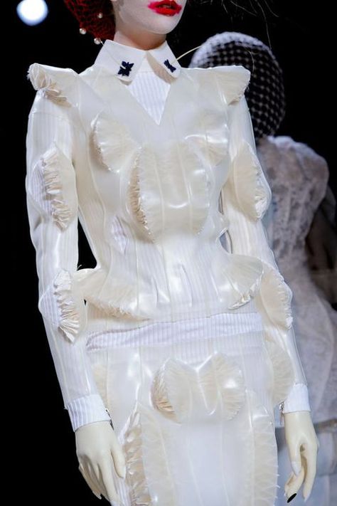 Sculptural Fashion, Geometric Fashion, Fashion Week Spring 2014, New York Spring, Viktor Rolf, Weird Fashion, Futuristic Fashion, Couture Details, Innovative Fashion