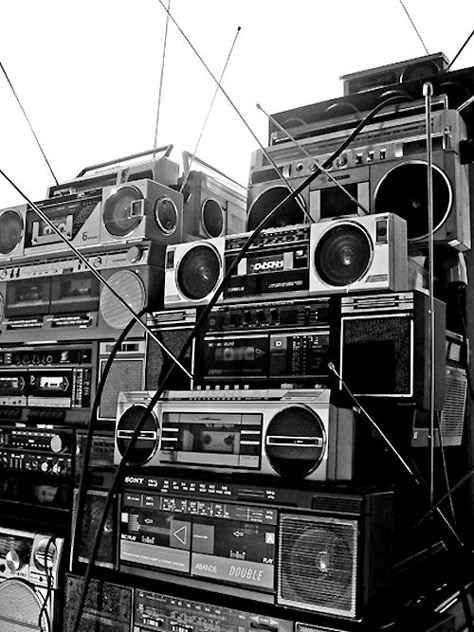 Boom Boxes I love music. Sometimes I wish I was surrounded in a boom box filled room of music. Jamel Shabazz, Real Hip Hop, Hip Hop Culture, Black And White Aesthetic, Vintage Electronics, White Photo, White Aesthetic, Back In The Day, Music Is Life