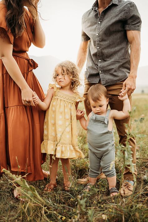 Family In Field Photography, Family Photos In Wildflowers, Wildflower Field Photoshoot Family, Family Photo Poses Outdoor Family Of 4, Family Wildflower Photos, Fall Family Of 4 Photos, Wildflower Family Photoshoot, Family Portrait Outfits Summer, Wildflower Family Photos