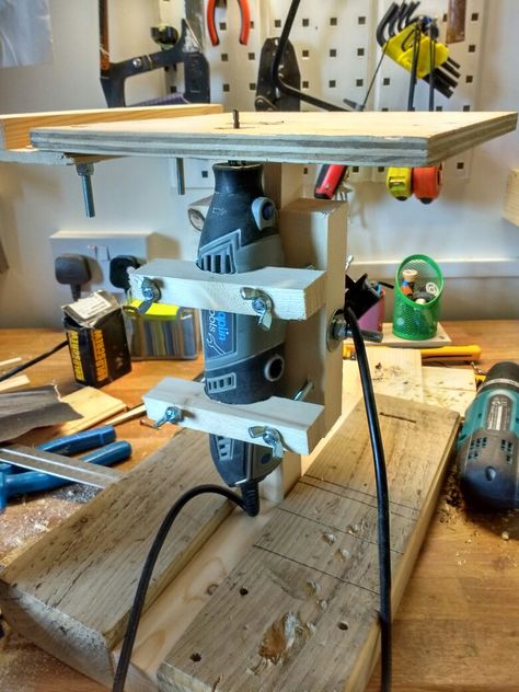 DIY simple Dremel/multi-tool router table. Diy Dremel Stand, Dremel Router Table, Dremel Multi Tool, Dremel Router, Craft Space, Workshop Ideas, Diy Simple, Router Table, Glass Designs