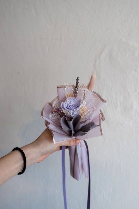 Mini Bouquet Flowers, Diy Dried Flower Bouquet, Single Rose Bouquet, Preserved Flower Bouquet, Single Flower Bouquet, Flower Wrapping, Flower Bouquet Diy, Flower Gift Ideas, Boquette Flowers