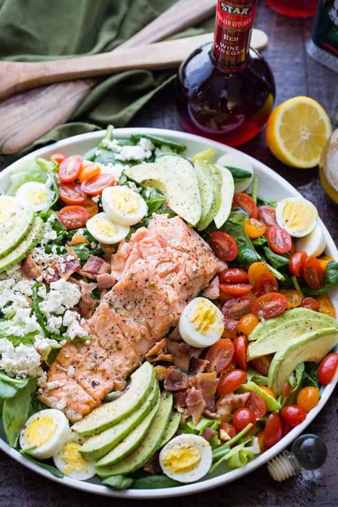 Tender spinach + romaine lettuce topped with oven-baked salmon, tomatoes, eggs, bacon, avocados & feta. Tossed with tangy lemon-mustard dressing! #salmon #dinner Salmon Cobb Salad, Tomatoes Eggs, Salad Coleslaw, Cookies Banane, Salad With Spinach, Cobb Salad Recipe, Creamy Shrimp Pasta, Salmon Salad Recipes, Salmon Spinach