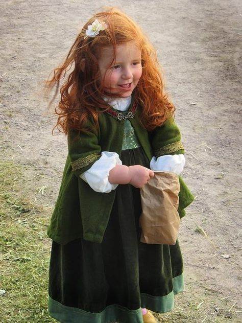 An adorable renaissance child...a lovely little ginger girl Medieval Lifestyle, Ginger Red, Irish Eyes Are Smiling, Irish Cottage, Irish Eyes, Red Heads, Baby Faces, Irish Heritage, Diana Gabaldon