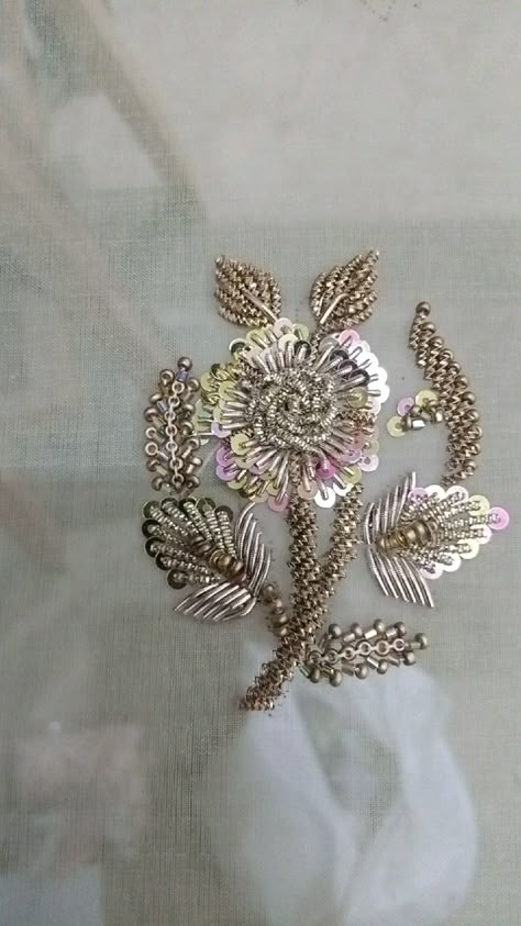 Handwork Motifs, Zardosi Embroidery Motif, Duppattas Designs Ideas Embroidery, Duppattas Designs Ideas, Diy Embroidery Shirt, Zardosi Embroidery, Embroidery Fashion Detail, Hand Beaded Embroidery, Hand Embroidery Dress