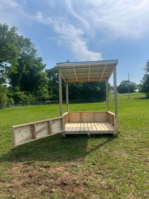 Horse Feeder Diy, Hay Hut, Hay Feeder For Horses, Small Horse Barns, Horse Feeder, Horse Farm Ideas, Horse Hay, Horse Barn Ideas Stables, Barn Stalls