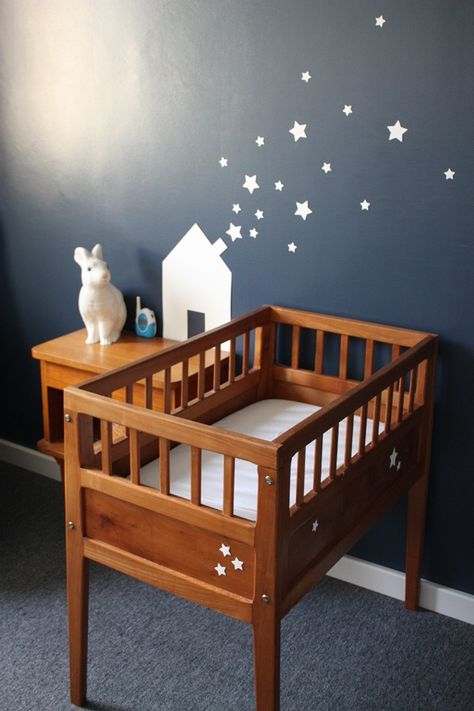 Stars on crib Kids Deco, Cunas Para Bebes, Baby Room Ideas, Kids Interior, Baby Bedroom, Modern Nursery, Nursery Inspiration, Baby Crib, Baby Furniture