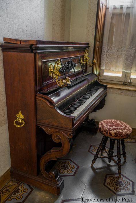 Piano Chandelier, Colonial Lamps, Narada Muni, Piano Room Design, Old Piano, Baby Singing, Piano For Sale, Antique Piano, Vintage Piano