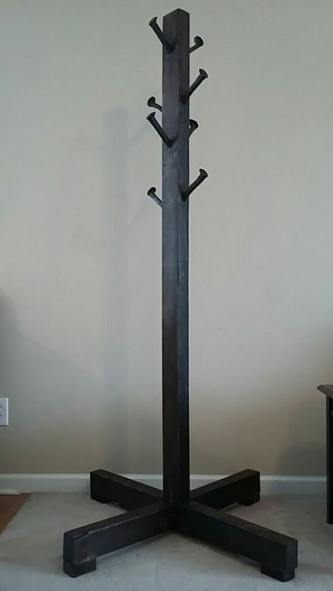 Coat Stand Ideas, Coat Hanger Stand, Free Standing Coat Rack, Diy Coat Rack, Diy Coat, Coat Tree, Diy Belts, Coat Stand, Towel Racks