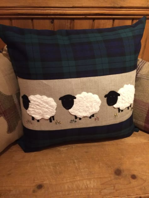 Sheep Applique Pattern Free, Applique Cushions Ideas, Sheep Quilt Pattern, Sheep Cushion, Sheep Applique, Sheep Decor, Applique Cushions, Sheep Crafts, Cushion Embroidery