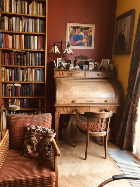 Writer Room Decor, Vintage Writing Desk Aesthetic, Writing Desk Setup, Vintage Desk Aesthetic, Vintage Study Table, Vintage Study Desk, Vintage Study Room, Writers Nook, Desk Things