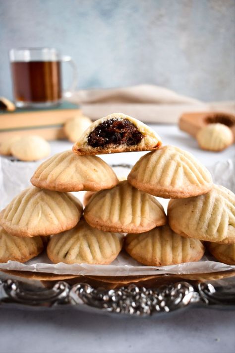 Celebrate Ramadan and Eid with these delicious Middle Eastern date-filled cookies known as ma'amoul or mamool! They're crispy & buttery on the outside, with a sweet & chewy filling of dates on the inside. Date Filled Cookies, Ramadan Sweets, Eid Sweets, Dessert Book, Eid Food, Best Party Food, Filled Cookies, Sweet Recipes Desserts, Indian Desserts