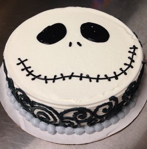 Jack Skellington ice cream cake Holloween Cake, Nightmare Before Christmas Cake, Dessert Halloween, Halloween Cake Decorating, Halloween Baking, Fall Cakes, Halloween Cake, Cake Decorating Videos, Halloween Desserts