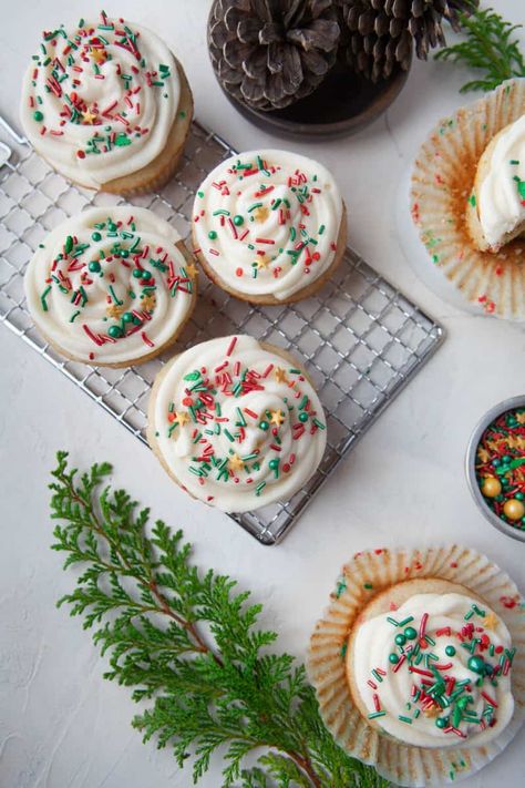 Funfetti Christmas Cupcakes on wire rack Confetti Cupcake Recipes, Funfetti Mini Cupcakes, Best Funfetti Cupcake Recipe, Funfetti Christmas, Funfetti Cupcakes Aesthetic, Cupcakes Funfetti, Cupcake Christmas, Sprinkle Cupcakes, Holiday Sprinkles