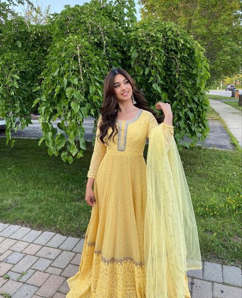 Pose In Sharara Suit, Poses For Sharara Dress, Poses In Punjabi Suit, Poses In Sharara Suit, Poses In Sharara, Ethnic Poses For Women, Desi Poses For Instagram, Poses For Pictures Instagram Lengha, Yellow Traditional Wear For Eid