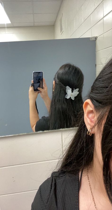 Hairstyles To Do With Butterfly Clips, Butterfly Claw Clip Hairstyles, Butterfly Clip Hairstyles, Butterfly Clips Hairstyles, Butterfly Claw Clip, Claw Clip Hairstyle, Clip Hairstyle, Latina Hair, Cute Photo Poses