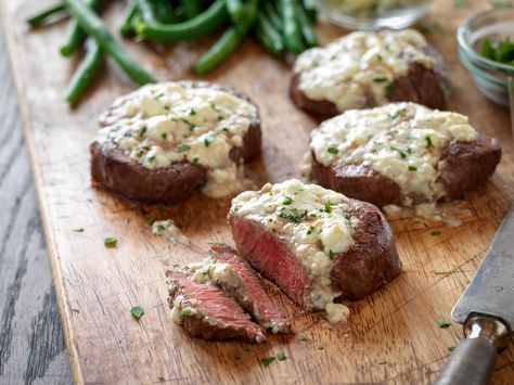 Beef Tenderloin Steaks with Blue Cheese Topping Beef Tenderloin Steaks, Beef Top Round Steak, Steak With Blue Cheese, Beef Meatloaf, Cheese Dinner, Tenderloin Steak, Diner Recept, Cheese Topping, Beef Tenderloin