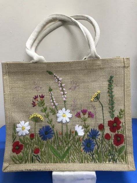 Embroidery On Jute Bags, Jute Bags Design, Jute Handbags, Canvas Bag Design, Handbag Sewing Patterns, Simple Embroidery Designs, Bead Embroidery Tutorial, Painted Bags, Diy Embroidery Patterns