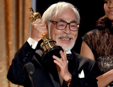 Hayao Miyazaki is awarded an honorary lifetime award by the Academy of Motion Picture Arts and Sciences at the Governor's Awards in Los Angeles (November 2014). Many congratulations Miyazaki-san! Well deserved! Hayao Miyazaki Art, Personajes Studio Ghibli, Harry Belafonte, Moving Wallpapers, What Is An Artist, Studio Ghibli Movies, Studio Ghibli Art, Ghibli Movies, Ghibli Art