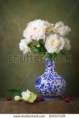 Still Life Pictures, Apple Flowers, Fashion Illustration Watercolor, Beautiful Flowers Photography, Still Life Fruit, Blue And White Vase, Still Life Photos, Chinese Vase, White Christmas Decor