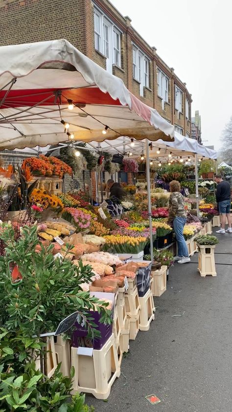 emilyjanejohnston on Instagram: The early bird gets the… flowers! This morning @littlelondonwhispers picked me up at 7am for a quick trip to Columbia Road Flower Market.… Flower Market London, Columbia Road Flower Market, Columbia Road, Early Bird, Flower Market, The Flowers, This Morning, Columbia, London