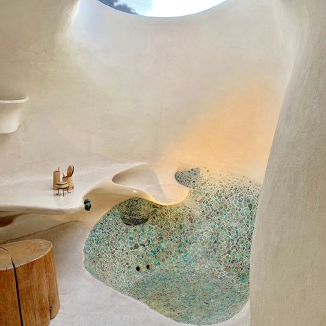 Hotel Proposal, Casa Hobbit, Fluid Forms, Mountain Home Exterior, Earth Bag Homes, Walls Ideas, Eco Buildings, Organic House, Earthship Home