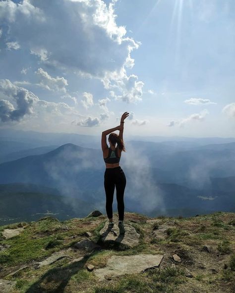 Hiking Pose, Hiking Picture Ideas, Hiking Poses, Hiking Outfits Summer, Mountain Photo Ideas, Trail Outfits, Walking Outfit, Outfit Outdoor, Outdoor Outfits