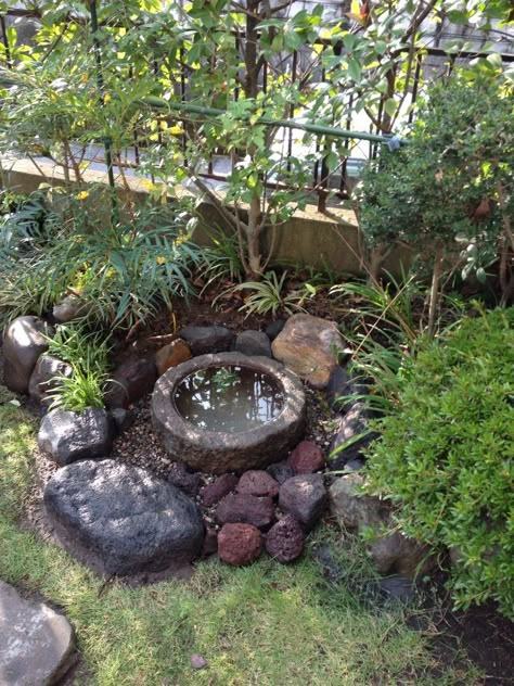 Garden Styles Design, Half Barrel Water Feature, Japanese Yard Ideas Landscapes, Mini Pond Garden, Mini Garden Pond Ideas, Mini Ponds Backyard, Small Water Fountains Outdoor, Rockery Pond, Stock Tank Pond