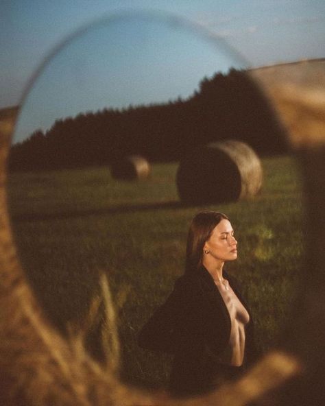 Mountain Photoshoot, Outdoor Portrait Photography, Morning Time, Nature Photoshoot, Dreamy Photography, Photographie Portrait Inspiration, Outdoor Mirror, Hay Bales, Outdoor Portraits