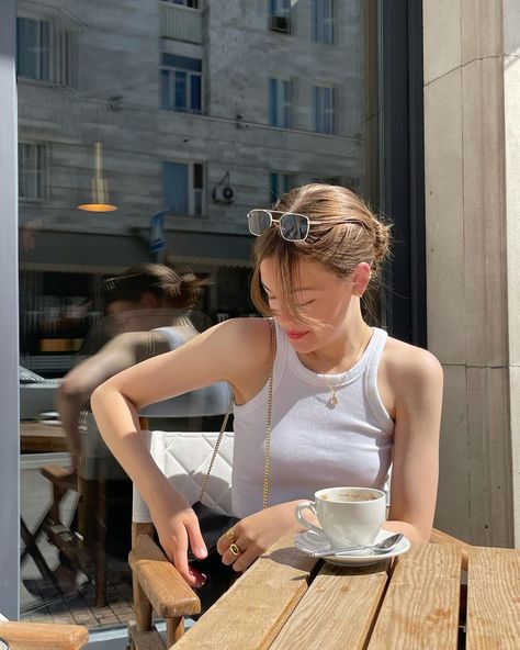 Cafe Pictures, 사진 촬영 포즈, Aesthetic Fits, Ig Feed, Pic Pose, Photography Poses Women, Instagram Photo Inspiration, How To Pose, 가을 패션