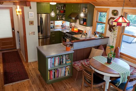 10 More Must-See Small Cool Kitchens —  Small Cool Kitchens 2011 Small Eclectic Kitchen, Small House Renovation Ideas, Small Cozy Home, Small House Decor, Small Home Interior, Small House Kitchen, Inviting Dining Room, Small Home Renovation, Small Living Space