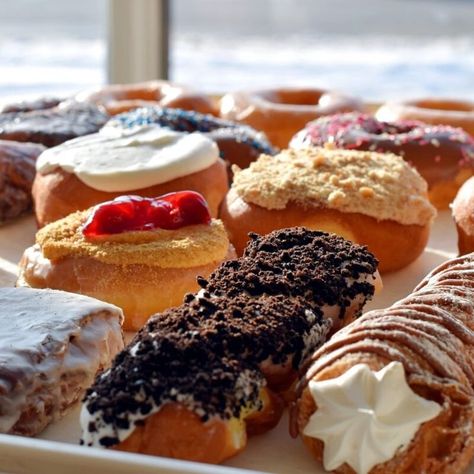 Maple Bacon Donut, Blueberry Cake Donuts, Bacon Donut, Usa Places, Yeast Donuts, Cream Cheese Danish, Butler County, Classic Breakfast, Fine Dining Recipes