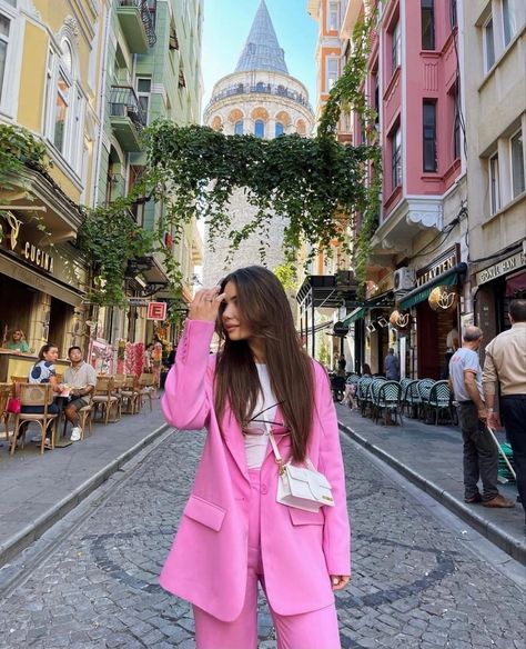 Istanbul Style Outfits, Istanbul Pose Ideas, Istanbul Picture Ideas, Outfits For Turkey Travel, Turkey Style Outfits, Turkey Outfit Ideas, Istanbul Instagram Photos, Istanbul Poses, Turkey Outfits Women