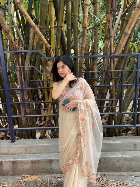 Bollywood Style Saree, South Indian Saree Aesthetic, Saree Outfit For Farewell, Sarees For Girls Farewell, Saree For Girls Farewell, Farewell Sarees Colleges, Saree Styles For Farewell, Girlish Saree, Saree For Farewell