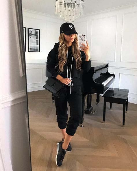 Black Cap Outfit, Cap Women Outfit, Cap Outfits For Women, Black Sweatsuit, Black Sneakers Outfit, Chic Athleisure Outfits, Mia Mia Mine, Baseball Cap Outfit, Errands Outfit