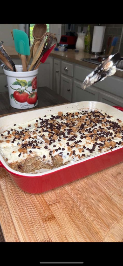 Cannoli Cake 🍰 Cannoli Cake Melissa Jo, Canola Poke Cake, Canolli Poke Cake, Cannoli Poke Cake Recipe, Easy Cannoli Cake, Cannoli Dessert Ideas, Cannoli Cake Recipe Easy, Cannoli Trifle, Italian Potluck