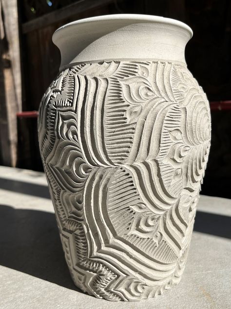 Carved Ceramic Vase, Pottery Carving Ideas, Surface Decorations, Pottery Carving, Flower Pottery, Carved Pottery, Pottery Decoration, Diy Pottery Painting, Pottery Inspo