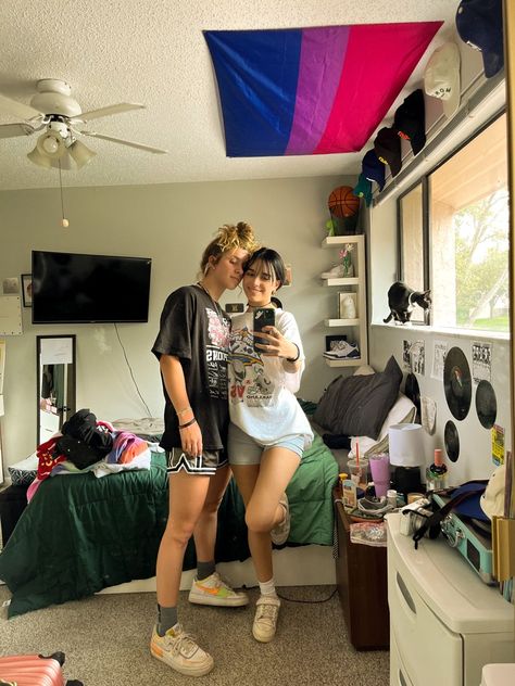 The Love Club Wlw, Teen Romance Aesthetic Cuddling, Wlw Relationship Aesthetic Spicy, Wlw Core Aesthetic, Wlw Romance Aesthetic, Wlw Pics Spicy, Wlw Teen Couple, Bisexual Girl Aesthetic, Wlw Mirror Pic