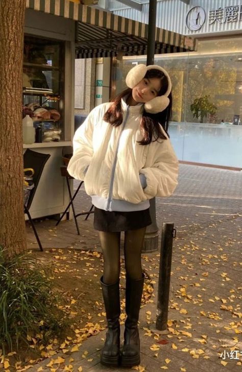 mini skirt outfits, mini skirt fall outfits, mini skirt winter outfits, how to wear mini skirt in fall, mini skirt and sweater Japan Outfit Winter, Vinter Mode Outfits, Korea Winter, Japan Fits, Japan Outfits, Japan Winter, Japan 2023, Korean Winter, Korea Trip