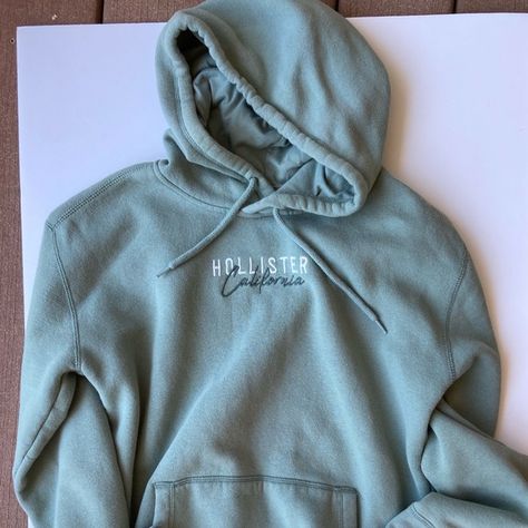 Hollister Sweatshirt Sage Green Sweatshirt, Hollister Clothes, Hollister Sweatshirt, Real Christmas, Hollister Hoodie, Outfit Inspo Casual, Green Sweatshirt, Hollister California, Hollister Tops